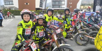 Imagen de grupo de los pilotos ibicencos en la prueba nacional de trial.