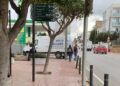 Imagen cedida a Noudiari por un lector, de una camioneta sobre la acera esta tarde en Santa Eulària, en la calle Sant Jaume.