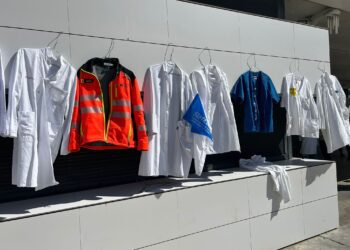 Uniformes médicos cuelgan de la fachada del hospital a modo de protesta simbólica, este lunes en Can Misses. Foto: Simebal