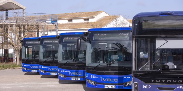 La nueva flota de ALSA, la empresa adjudicada para ofrecer el servicio de autobús en Ibiza. Foto: Consell