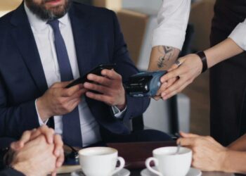 Un grupo de personas comparte cuenta en un restaurante.