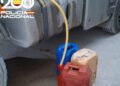 Imagen facilitada por la Policía Nacional de las garrafas con las que trataban de robas el combustible.