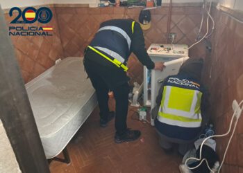 Los agentes entrando en una de las viviendas de Sa Penya utilizadas para la red de venta y consumo de drogas.