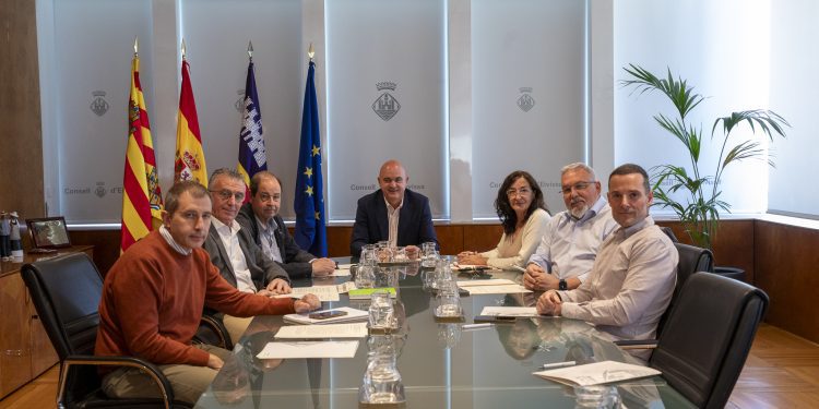 Nueva sesión de la Mesa de Diálogo Social en la sede del Consell.