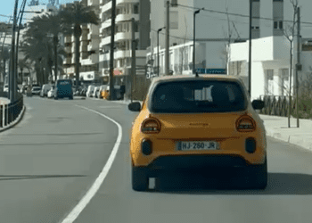 Imagen del nuevo Twingo en la Avenida de Santa Eulària de la capital de Ibiza.