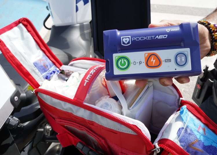 Los desfibriladores personales no requieren parches distintos para pacientes pediátricos o adultos, lo que facilita y acelera su uso. Foto: Ayuntamiento Santa Eulària