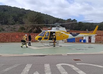 El helicóptero anti incendios opera desde este mismo 1 de abril en las Pitiusas, desde la base de sa Coma.