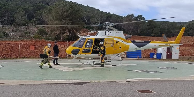 El helicóptero anti incendios opera desde este mismo 1 de abril en las Pitiusas, desde la base de sa Coma.