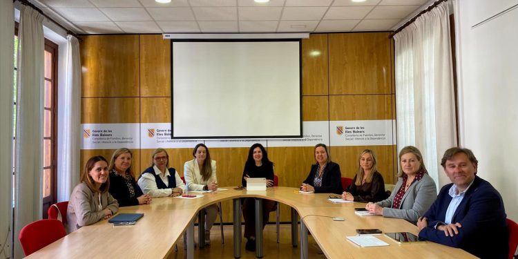 Reunión en Palma a la que han acudido Carolina Escandell y Cristina Costa.
