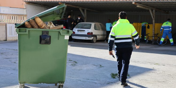 Basura retirada de la vivienda y zonas comunes que era un riesgo de salud para todo el vecindario.