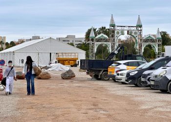 El montaje de la Feria Andaluza ya ha comenzado. Foto Noudiari.es