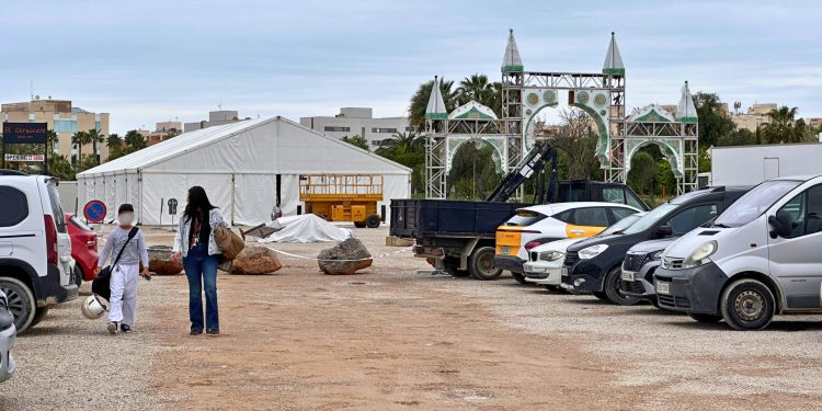 El montaje de la Feria Andaluza ya ha comenzado. Foto Noudiari.es