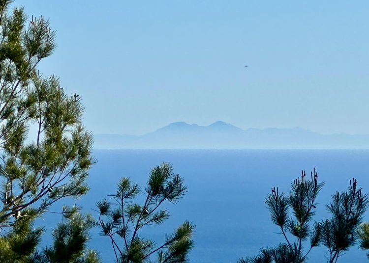 Imagen de la Serra de Tramuntana de Mallorca captada desde Ibiza. Foto: Paco Natera.