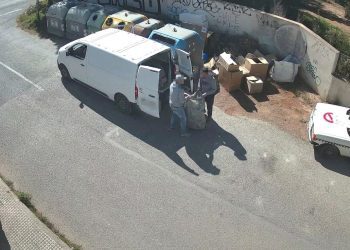 Cazados vertiendo residuos no permitidos en una zona del municipio.