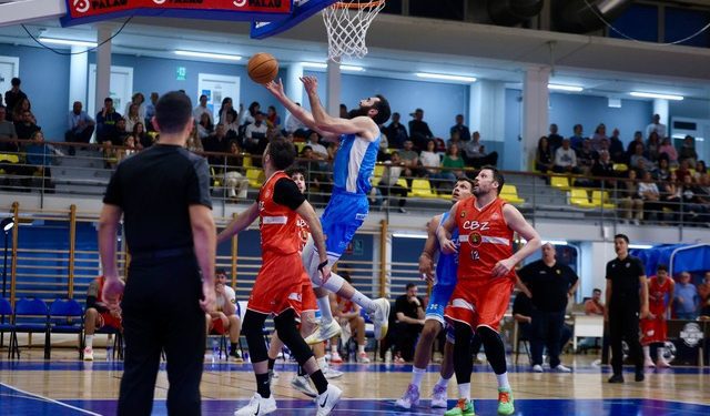 En la imagen, un instante del partido de ayer