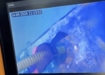 Instalación del tubo de extracción del combustible del yate hundido. Imágenes de la APB
