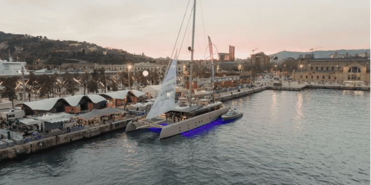 El barco del Art Explora Festival atracado en Barcelona.