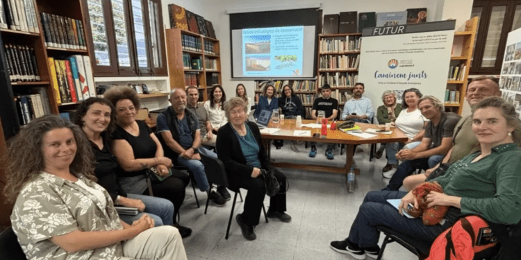 La Dirección General de Medio Natural y Gestión Forestal, encabezada por Anna Torres, junto a representantes del GEN-GOB, Amics de la Terra, SOS Sargantanes, IbizaPreservation, voluntarios activos en el terreno como Dean Gallagher y Timotheus Freytag o Marilina Serra Cardona, y a la Federación Balear de Caza en la sede del IEE.