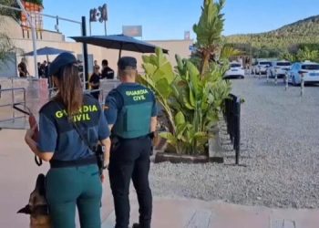 Una patrulla de la Guardia Civil a las puertas de DC-10, durante las aperturas de 2025. Imagen de archivo