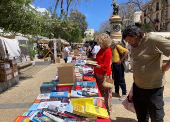 Hoy es un día para husmear entre mesas rebosantes de libros, como han hecho las personas que se han acercado al paseo de Vara de Rey en Ibiza. Foto: Noudiari