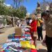 Hoy es un día para husmear entre mesas rebosantes de libros, como han hecho las personas que se han acercado al paseo de Vara de Rey en Ibiza. Foto: Noudiari