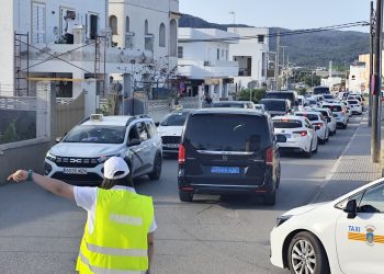 Una empleada de la empresa privada gestiona el tráfico en una de las calles del barrio de Can Bonet el sábado, 25 de abril. Foto: AAVV Can Bonet