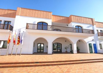 La Escuela de Turismo de Ibiza abrió sus puertas en 1965 y ha pasado por varios cambios en su gestión, convirtiéndose en un centro referente de formación en Turismo en la isla de Ibiza.