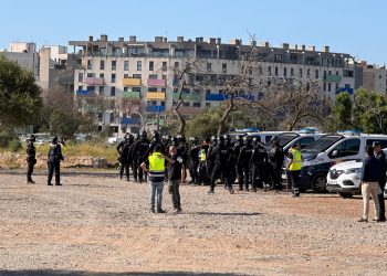 Amplio dispositivo policial durante el inicio del desalojo esta mañana en sa Joveria, Ibiza. Foto: Noudiari