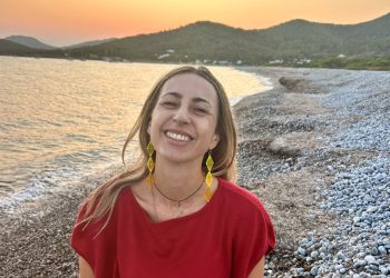 Paula de Granvar, Paula Palomares, en el verano de 2025 con unos pendientes de metacrilato de su marca de la colección inspirada en la emprendada.