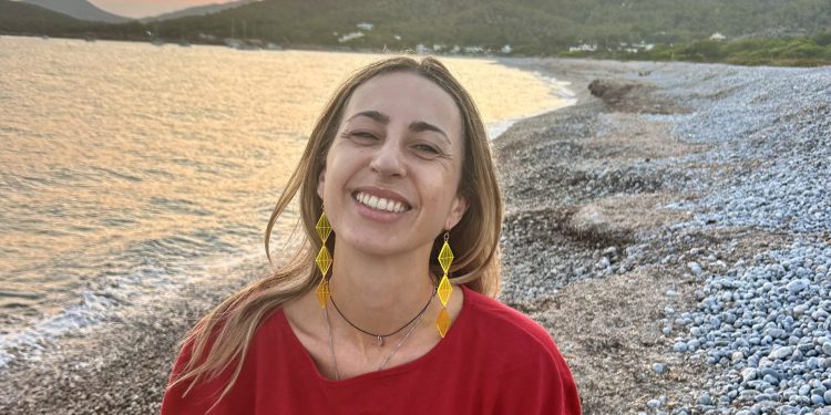 Paula de Granvar, Paula Palomares, en el verano de 2025 con unos pendientes de metacrilato de su marca de la colección inspirada en la emprendada.