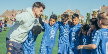 Imagen del equipo junto a uno de sus entrenadores durante el torneo.
