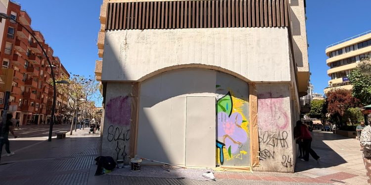 Repintado y eliminación del grafiti en uno de los edificios más céntricos de Ibiza.