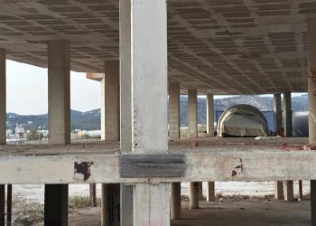 Una tienda de campaña instalada en una de las plantas del hotel abandonado en su estructura, en Punta Xinxó, en el término municipal de Sant Josep. Foto: Noudiari
