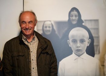 Toni Marí Roig, ayer en Can Jeroni, 58 años después de que Toni Catany le retratase en Sant Miquel cuando no tenía ni ocho años. Fotografía de Carlos Boned. Sant Josep és Foto.