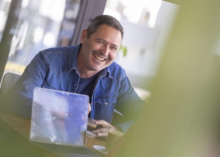 José Antonio Guasch Ribas, conocido como Watson, es uno de los personajes más conocidos y queridos de Sant Jordi. Fotografías de Paco Natera.