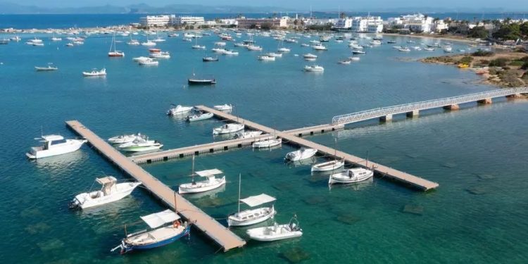 Barcos en los pantalanes y fondeados en s'Estany des Peix