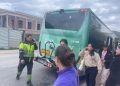 Pasajeros que se quedaron tirados ayer en Sant Josep al no cerrar las puertas de uno de los buses. Tuvieron que ser rescatados por uno viejo pero muchos tuvieron que llamar a un taxi porque no llegaban al trabajo. Fotografías de Noudiari.es