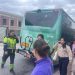 Pasajeros que se quedaron tirados ayer en Sant Josep al no cerrar las puertas de uno de los buses. Tuvieron que ser rescatados por uno viejo pero muchos tuvieron que llamar a un taxi porque no llegaban al trabajo. Fotografías de Noudiari.es