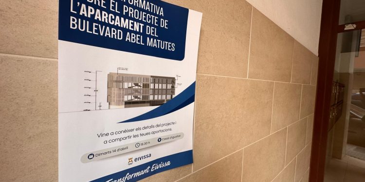 Carteles informativos de la reunión que se celebró ayer sobre este proyecto de aparcamiento y que generó muchas criticas.