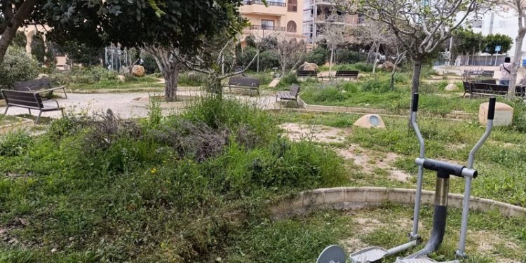 Estado en el que se encuentra el parque del Sol Post, en la zona de ses Variades, en esta imagen remitida por el PSOE de Sant Antoni.