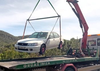 Imagen de la retirada del vehículo accidentado