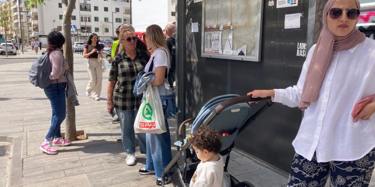 En la marquesina de Isidor Macabich, a la altura de la calle Madrid, han arrancado los carteles desactualizados pero no había información de las nuevas líneas, más allá de la información sobre la app de Alsa. Foto: Noudiari
