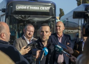 Mariano Juan, conseller de Movilidad, durante la presentación de la nueva flota de vehículos de Alsa.