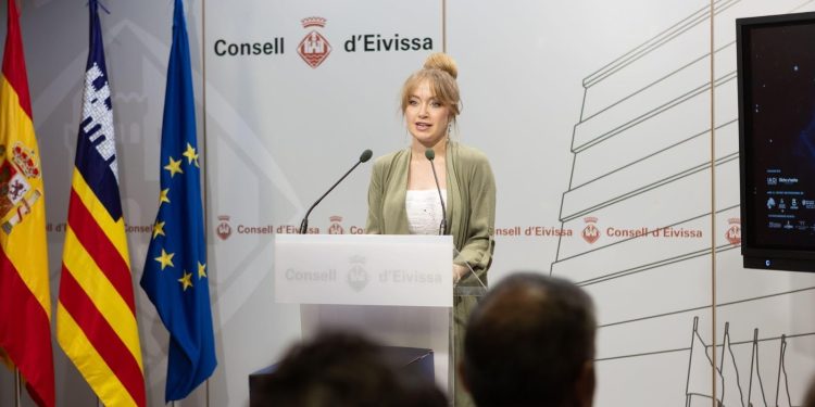 Helher Escribano, directora del festival Ibicine, durante la presentación de la semana de clausura. Foto: Clara Sarría