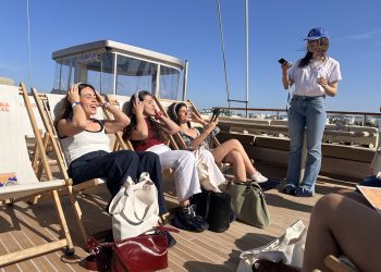 Viaje a través de los sonidos en la cubierta del catamarán de Art Explora.