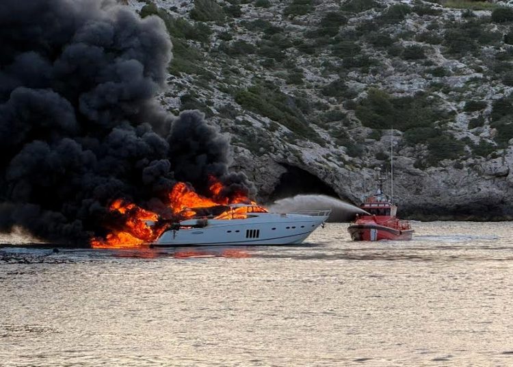 Imagen de barco en llamas poco antes de la entrada al puerto de Ibiza