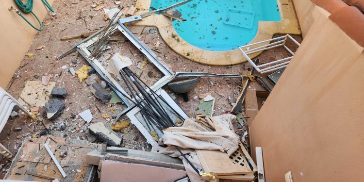 Restos del material que salió despedido tras la explosión hacia el edificio colindante. Imagen cedida a Noudiari