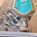 Restos del material que salió despedido tras la explosión hacia el edificio colindante. Imagen cedida a Noudiari