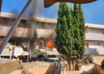 Imagen de la vivienda en la que se ha producido la explosión, momentos después de producirse. Imagen cedida a Noudiari