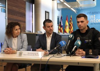 El nuevo jefe de la Policía Local, Tomás Monzó, a la derecha durante el acto de toma de posesión. Foto: Ayto. Sant Antoni